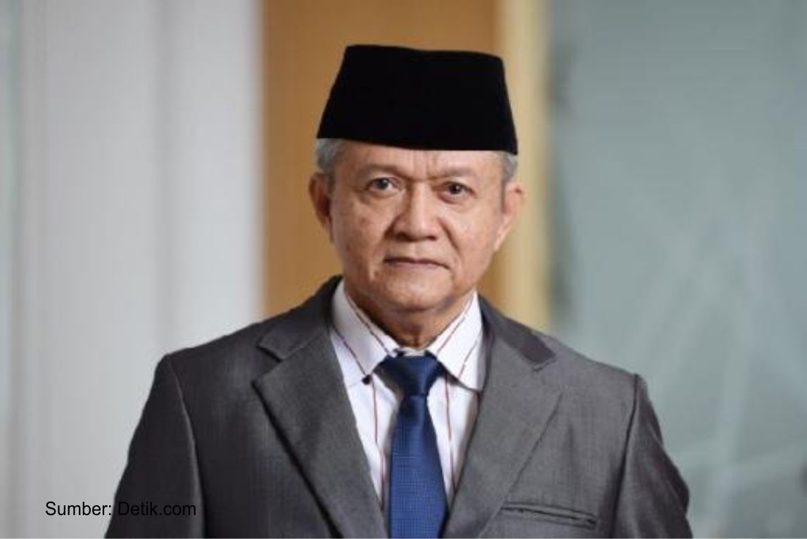 Majelis Ulama Indonesia (MUI) mengecam keras kasus dugaan pemerkosaan terhadap puluhan santriwati yang dilakukan oleh pendiri pondok pesantren di Pati. Wakil Ketua Umum MUI, Anwar Abbas, menilai tindakan tersebut sebagai perbuatan tidak bermoral yang mencoreng nama baik dunia pesantren. Menurut Anwar Abbas, tindakan pelaku merupakan perbuatan terkutuk yang dilarang agama, terlebih dilakukan oleh seseorang yang seharusnya menjadi panutan dan pembimbing moral bagi para santri. Ia menyebut kasus tersebut tidak hanya merusak masa depan korban, tetapi juga mencederai kepercayaan masyarakat terhadap lembaga pendidikan pesantren. “Kita mengecam dengan keras tindakan tidak bermoral dan tidak berakhlak yang dilakukan oleh pimpinan ponpes tersebut. Ini perbuatan sangat terkutuk,” ujar Anwar Abbas. MUI pun mendesak aparat kepolisian agar segera memproses hukum pelaku dan menjatuhkan hukuman seberat-beratnya. Menurutnya, penegakan hukum yang tegas penting dilakukan agar memberikan efek jera sekaligus menjadi peringatan bagi pihak lain agar kasus serupa tidak kembali terjadi. Kasus ini semakin menyita perhatian publik setelah kuasa hukum korban mengungkap dugaan jumlah korban mencapai sekitar 50 santriwati, sebagian besar masih di bawah umur. Bahkan, beberapa korban disebut mengalami kehamilan akibat tindakan pelaku. Dalam salah satu pengakuan yang disampaikan kuasa hukum korban, terdapat korban yang kemudian dinikahkan dengan santri senior setelah hamil. Fakta tersebut memicu keprihatinan luas dan memperkuat desakan agar perlindungan terhadap santri di lingkungan pesantren diperketat. MUI juga mengusulkan adanya aturan dan kode etik yang lebih ketat di lingkungan pesantren. Salah satu usulan yang disampaikan yakni larangan bagi pengasuh atau tenaga pendidik laki-laki memanggil santriwati tanpa pendamping guna mencegah potensi penyalahgunaan kekuasaan. Sementara itu, pihak kepolisian telah menetapkan pendiri pondok pesantren berinisial AS sebagai tersangka. Polisi bahkan menegaskan akan melakukan jemput paksa apabila tersangka kembali mangkir dari panggilan pemeriksaan. Kasus ini memicu perhatian banyak pihak, termasuk kalangan DPR RI, yang meminta pengusutan dilakukan secara transparan dan tuntas. Publik berharap tragedi ini menjadi momentum evaluasi serius terhadap sistem perlindungan anak dan pengawasan di lingkungan pendidikan berbasis asrama.